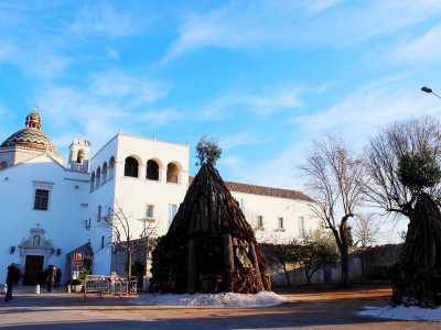 Davanti al Santuario della Madonna della Vetrana si brucia tradizionalmente la prima delle quasi 300 pire che arderanno nella notte tra l�11 e il 12 gennaio (Foto di Luigi Nitti)